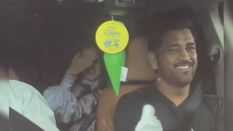 VIDEO: सलमान खान के बर्थडे पार्टी में धोनी का धूम, परिवार संग लिया हिस्सा, मगर मुंह क्यों छुपा रहीं थी साक्षी?