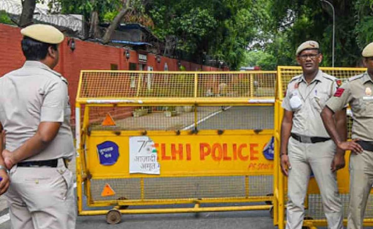 Delhi Police Busts Fake Sticker Racket, Extortion Targeting Traffic Cops