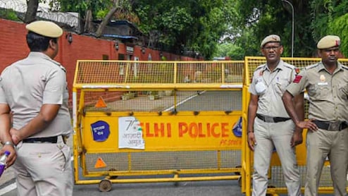 दिल्ली के कालकाजी में मां और दो बेटों ने की खुदकुशी, सुसाइड नोट में लिखी मौत की वजह