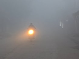 Dholpur Weather: धौलपुर में घने कोहरे ने बढ़ाई परेशानी, विजिलिबिटी कम होने से वाहनों की रफ्तार थमी