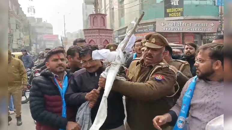 यूपी में नीतीश कुमार का पुतला जलाने की तैयारी में थे NSUI छात्र, तभी पुलिस ने कर दिया 'खेला'