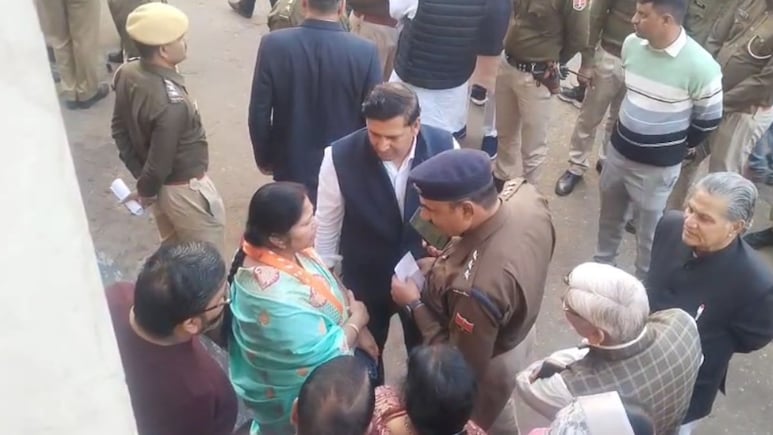 मेहंदीपुर बालाजी मंदिर पहुंची दिल्ली CM, प्रोटोकॉल के नाम पर महिला BJP जिलाध्यक्ष कर दी गईं बाहर