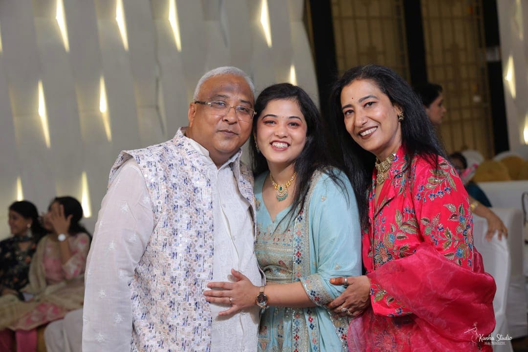  बुंदेलखंड मेडिकल कॉलेज बीएमसी सागर की छात्रा डॉ. कृति जैन अपने माता-पिता के साथ.  