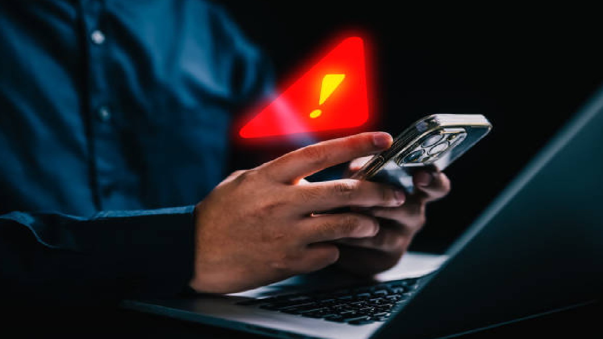 सावधान! मोबाइल में खतरनाक वायरस, चुटकी में बैंक अकाउंट कर सकता है खाली