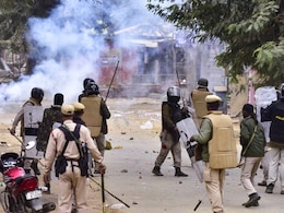 मोबाइल-इंटरनेट बंद, सेना का फ्लैग मार्च, आखिर असम में क्यों भड़की हिंसा, देखें तस्वीरें