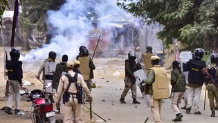 मोबाइल-इंटरनेट बंद, सेना का फ्लैग मार्च, आखिर असम में क्यों भड़की हिंसा, देखें तस्वीरें