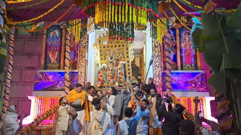 बैकुंठ द्वार से भगवान रंगनाथ के दर्शन: साल में एक बार खुलते हैं पट, पालकी यात्रा में शामिल हुए लाखों भक्त