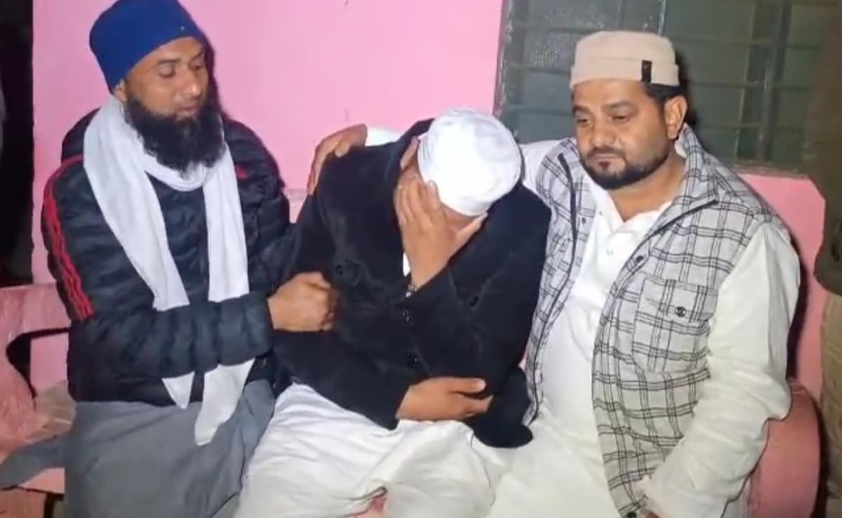 दुर्घटना की सूचना मिलने के बाद रोते-बिलखते मृतकों के परिजन.