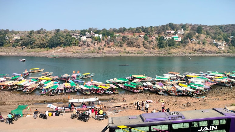 Khandwa: तीर्थनगरी ओंकारेश्वर में नाव पर नहीं मना पाएंगे नए साल का जश्न, संचालन पर लगी रोक, जारी हुआ आदेश