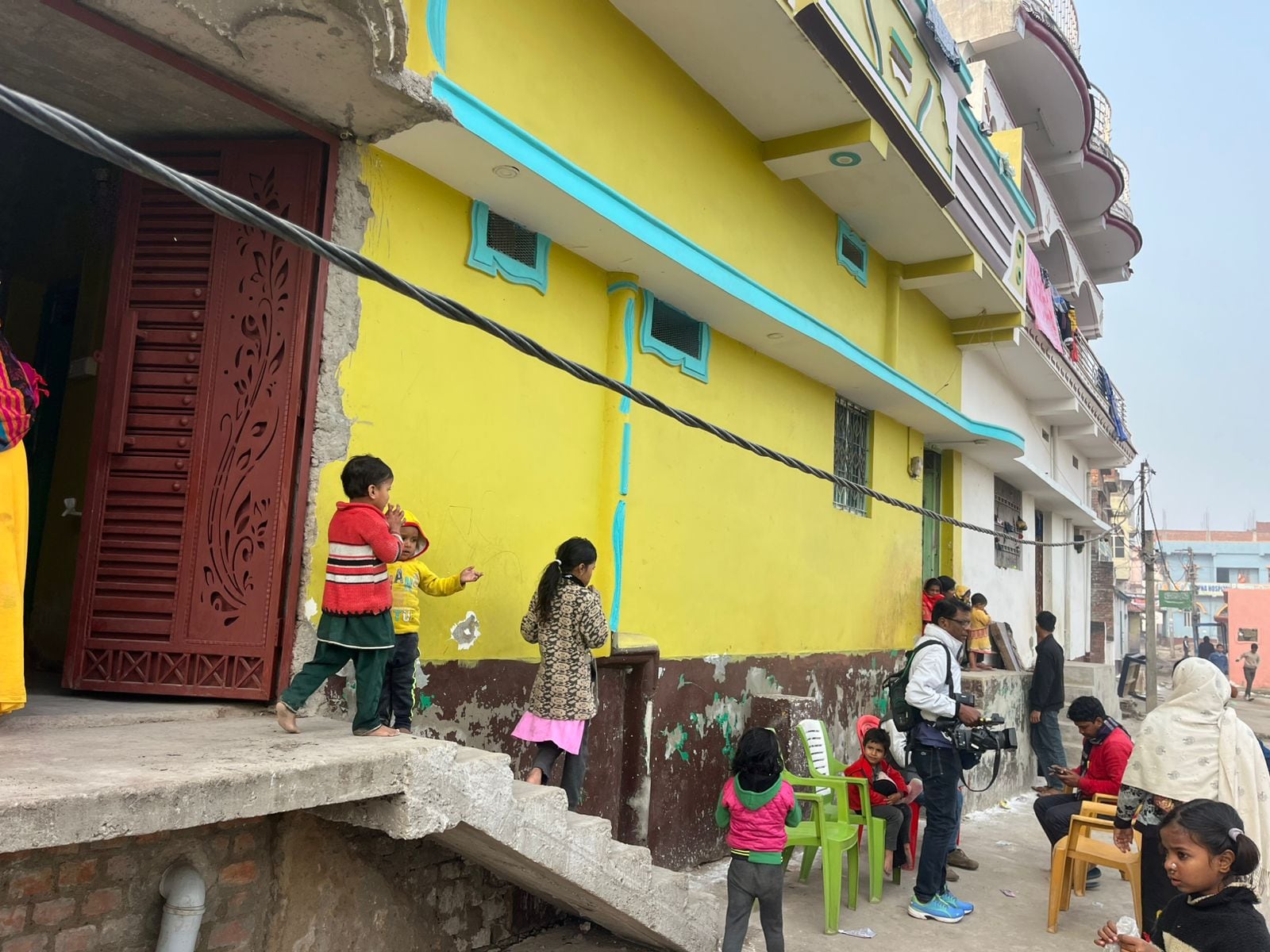 अतहर हुसैन के घर पर सच जानने पहुंची NDTV की टीम. अतहर हुसैन के घर पर सच जानने पहुंची NDTV की टीम.