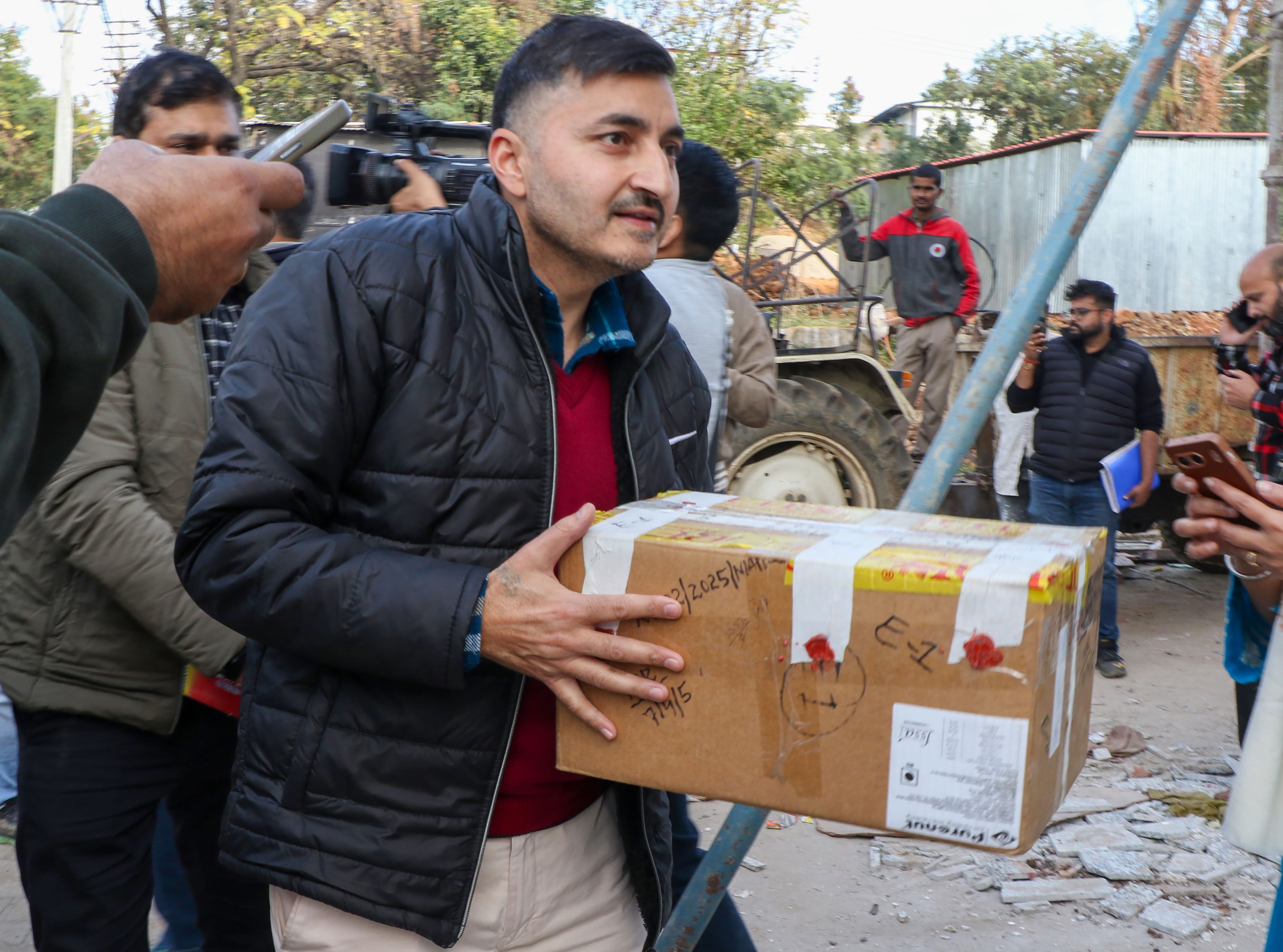 जम्मू के कोर्ट में चार्जशीट लेकर पहुंचे एनआईए के अधिकारी. जम्मू के कोर्ट में चार्जशीट लेकर पहुंचे एनआईए के अधिकारी.