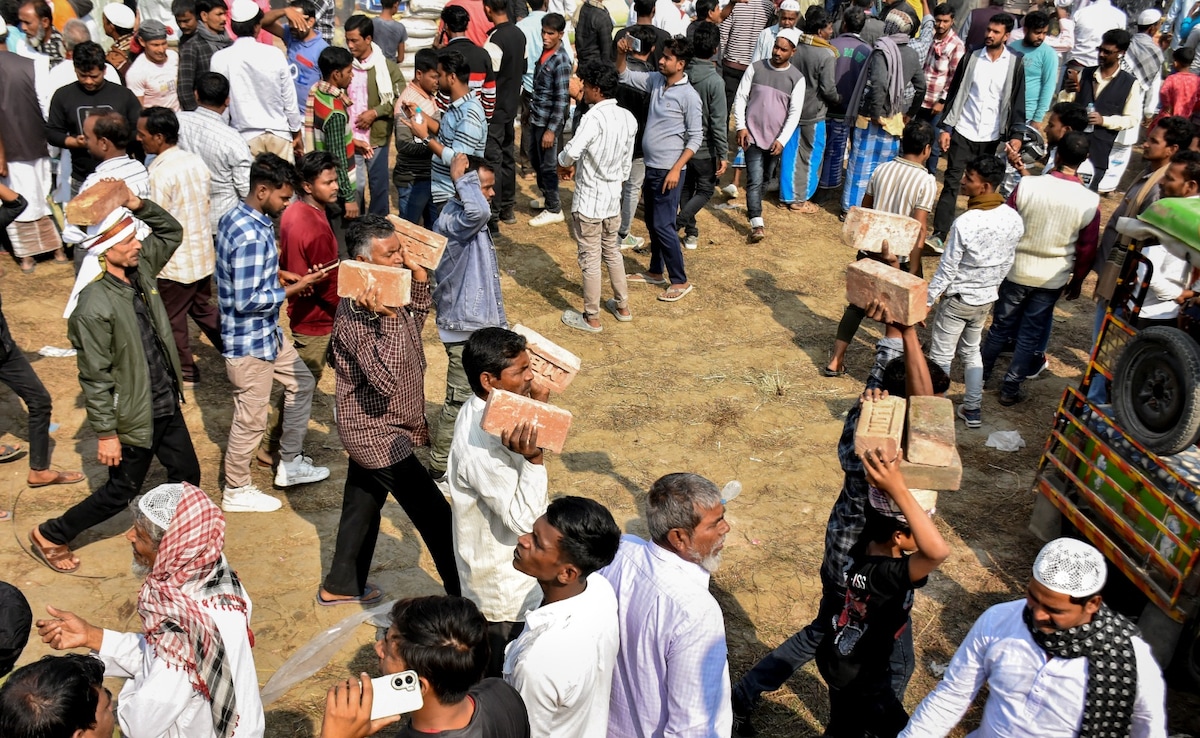 मुर्शिदाबाद में Babri Masjid के लिए ईंट ले जाते मुस्लिम युवक