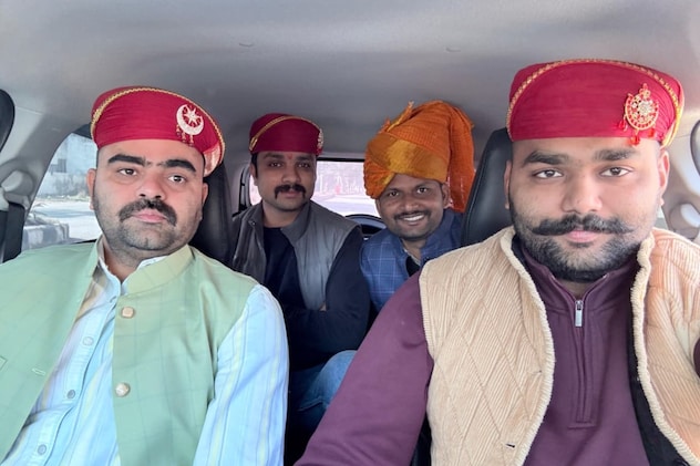 आरोपियों को पकड़ने के लिए पुलिसकर्मी बाराती बने.