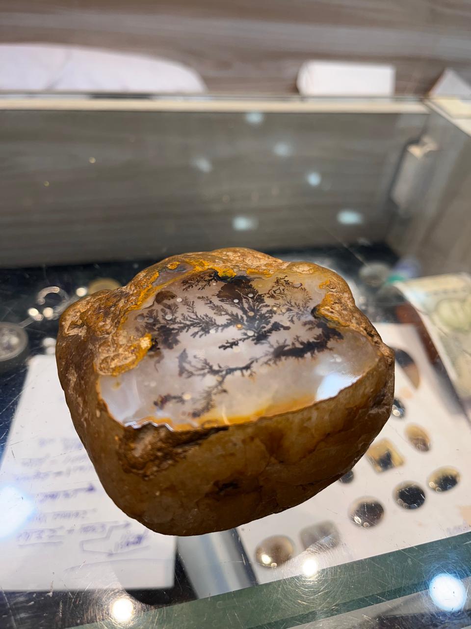 लाखों का बेशक़ीमती पत्थर