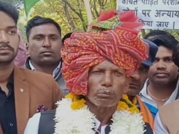 81 आवेदनों की माला पहन 90 KM पैदल चला 79 वर्षीय बुजुर्ग, कलेक्टर से बोला-पहले गांव में स्कूल बनाओ
