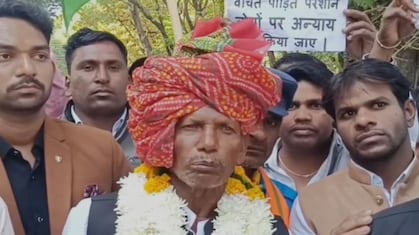 81 आवेदनों की माला पहन 90 KM पैदल चला 79 वर्षीय बुजुर्ग, कलेक्टर से बोला-पहले गांव में स्कूल बनाओ