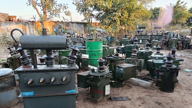 बिजली बिल बकायेदारों पर DISCOM का एक्शन, उतार लाए 30 ट्रांसफार्मर... नहीं किया था 1 करोड़ का भुगतान