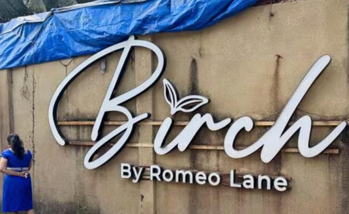 गोवा के इसी बर्च बाय रोमियो लेन नाइट क्लब में शनिवार देर रात आग लगी थी. 