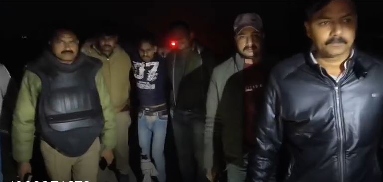 25 हजार का इनामी गैंगस्टर मुठभेड़ में गिरफ्तार, 7 थानों में दर्ज हैं लूट और हत्या की कोशिश के मामले