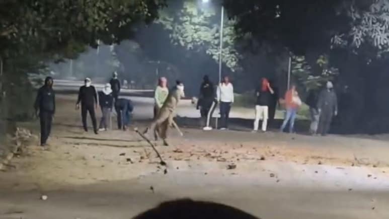 BHU क्यों बना जंग का मैदान? आधी रात छात्रों की पत्थरबाजी, जानें काशी में कैसे बिगड़े हालात