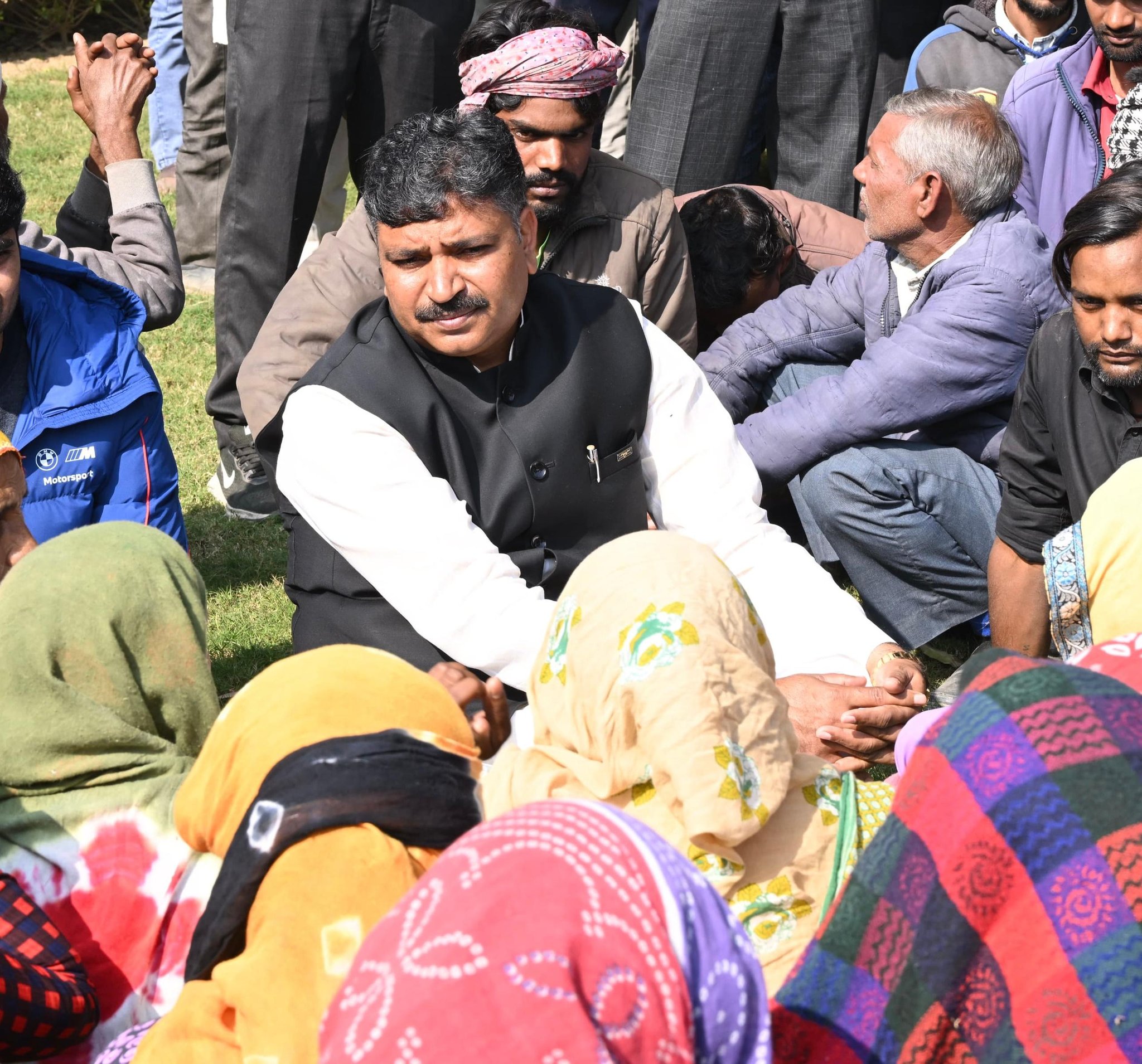 अलवर में लोगों की समस्याएं सुनते टीकाराम जूली