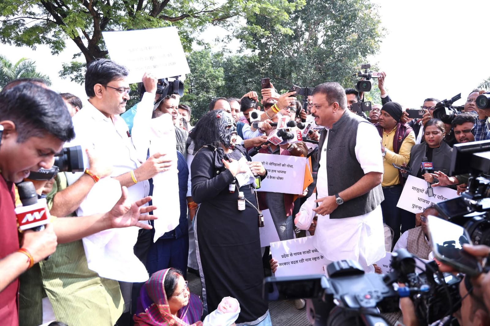 'पूतना' का भेष, गले में कफ सिरप की माला... MP विधानसभा सत्र में कांग्रेस का अनोखा विरोध प्रदर्शन