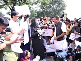 'पूतना' का भेष, गले में कफ सिरप की माला... MP विधानसभा सत्र में कांग्रेस का अनोखा विरोध प्रदर्शन