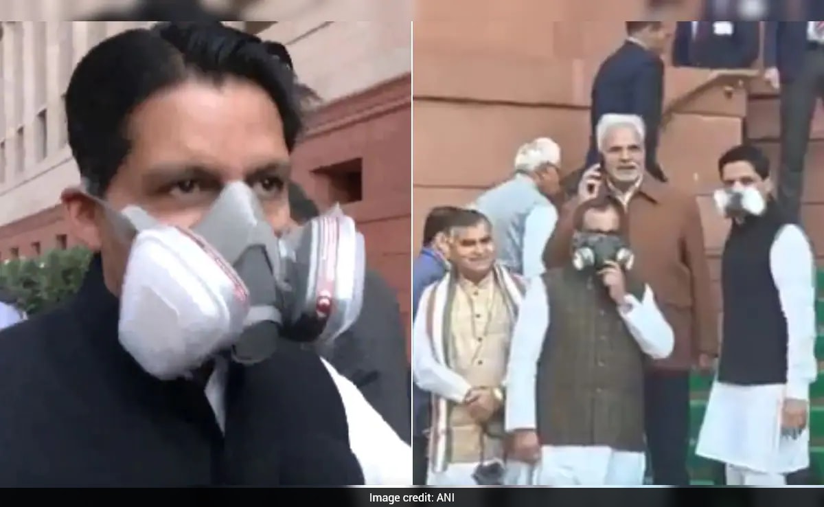 Video: Opposition Leaders Enter Parliament Wearing Gas Masks To Protest Against Air Pollution Video: Opposition Leaders Enter Parliament Wearing Gas Masks To Protest Against Air Pollution