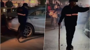 मर्सिडीज ड्राइवर ने गार्ड से की मारपीट, गुस्से में गार्ड ने कार पर बरसाए लाठी-डंडे