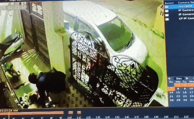 Rajasthan: प्रतापगढ़ में 'महिला गैंग' की अजीबो गरीब चोरी, घर की दिवार फांदकर चप्पल-जूते चुराती CCTVमें हुई कैद