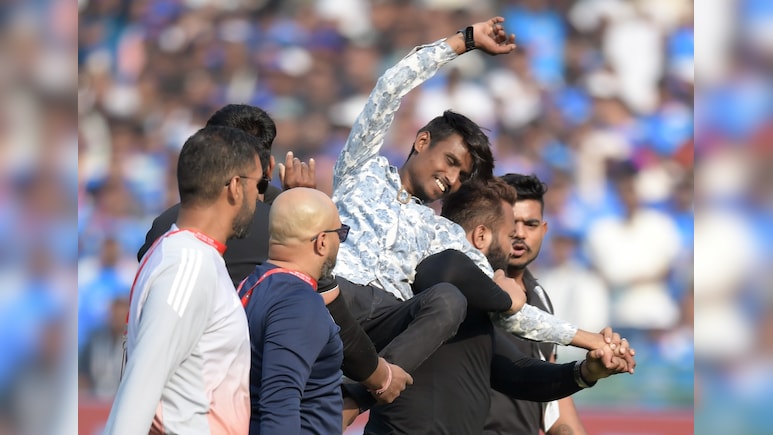 मैदान में घुसा विराट का जबरा फैन कंधों पर लौटा, पर जरा खुशी तो देखिए