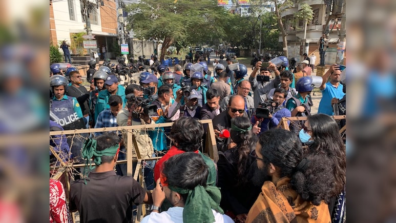 निशाने पर भारतीय मिशन... बांग्लादेश के राजशाही में तनाव, बढ़ाई गई भारतीय असिस्टेंट हाई कमीशन की सुरक्षा