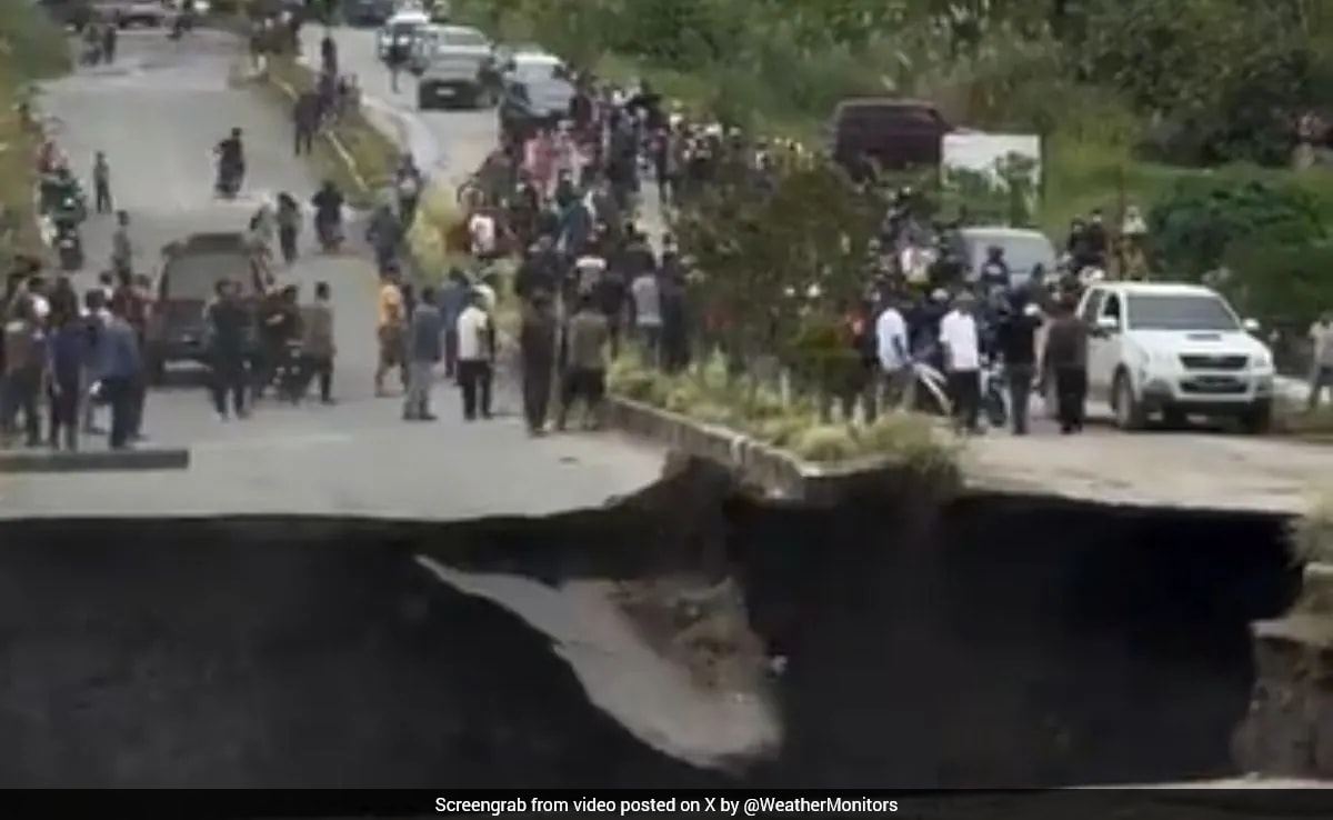 Video: Indonesia Highway Collapses Into A Sinkhole, People Run To Save Lives