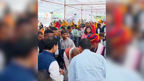 दिल्ली से आए अफसर के सामने दंडवत हुए BJP सांसद, बोले- &lsquo;बेवकूफों की तरह इंतजार करते रहे हम &hellip;&rsquo;