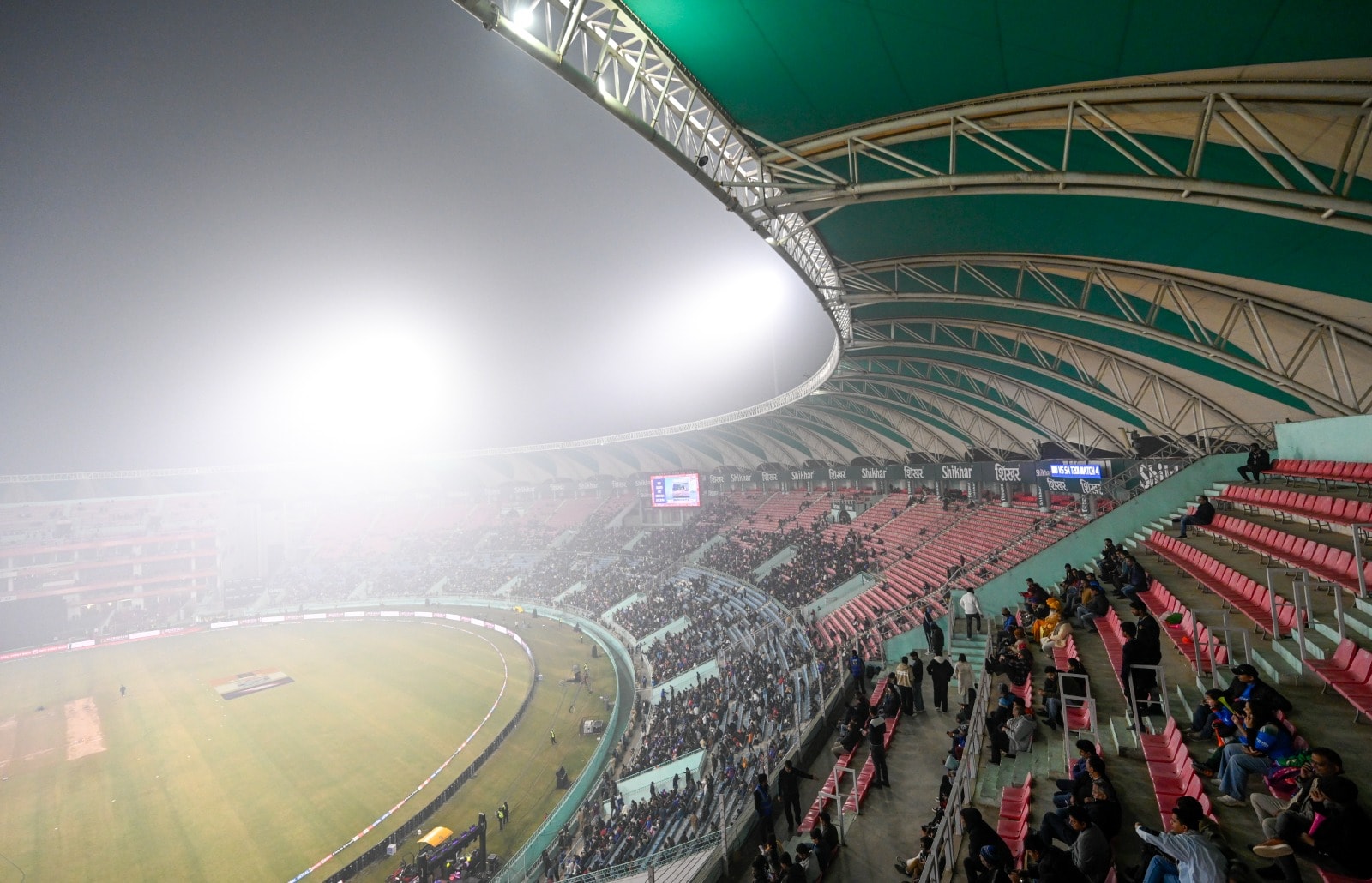  लखनऊ के इकाना स्टेडियम में कोहरा