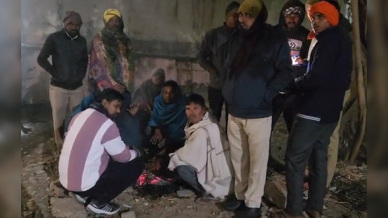 कुछ तो इंसानियत दिखाइये! बेटे के पोस्टमॉर्टम के लिए इंतजार करते रहे परिजन, डॉक्टर साहब ने DM का भी नहीं माना