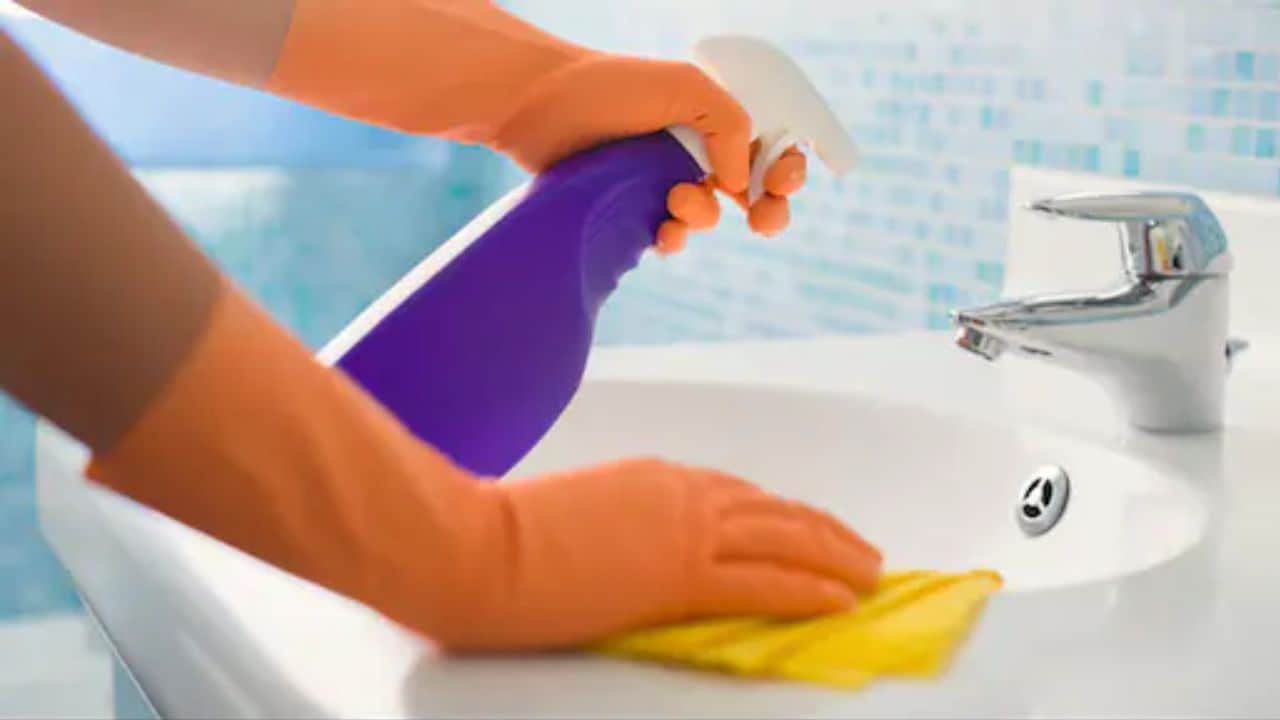 Rahu Remedies: राहु को शांत कर सकती है बाथरूम की सफाई, एस्ट्रोलॉजर भावना उपाध्याय से जानें एक छोटे उपाय का बड़ा असर