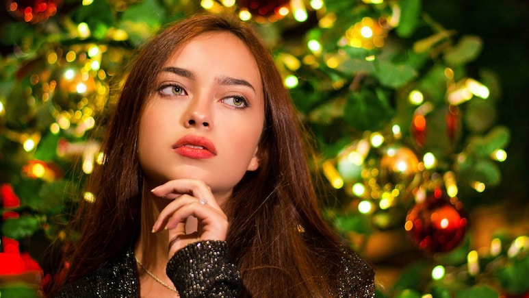 Christmas Party में सभी की नजरें होंगी आप पर, बस ट्राई करने होंगे Blue Heaven के ये मेकअप प्रोडक्ट