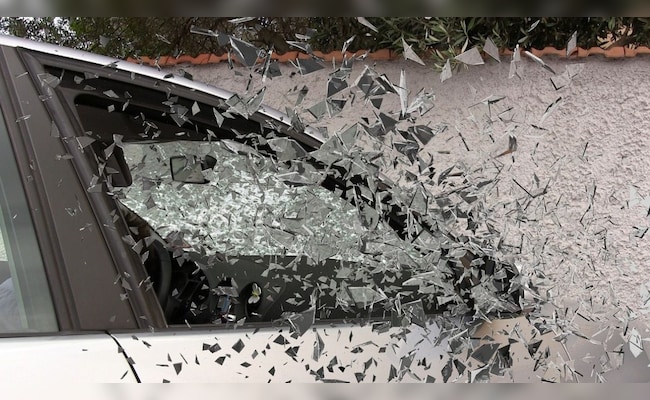 2 Killed, 2 Injured As Truck Rams Vehicle On UP Expressway 2 Killed, 2 Injured As Truck Rams Vehicle On UP Expressway