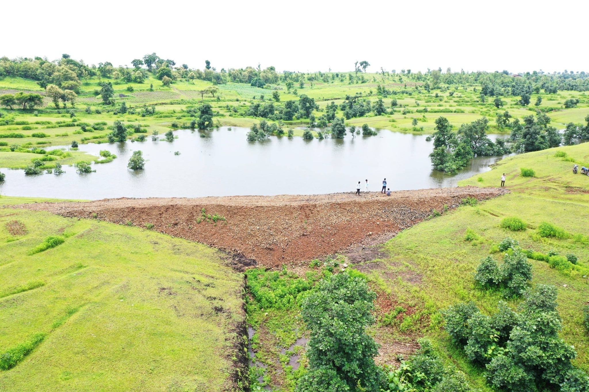 MP IAS News Rishav Gupta Khandwa DM IAS Nagarjun Gowda CEO 