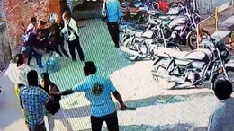 Washim News : जैन मंदिर परिसरात राडा; श्वेतांबर पंथीयांकडून मारहाण, धक्कादायक प्रकार सीसीटीव्हीत कैद&nbsp;