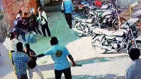 Washim News : जैन मंदिर परिसरात राडा; श्वेतांबर पंथीयांकडून मारहाण, धक्कादायक प्रकार सीसीटीव्हीत कैद&nbsp;