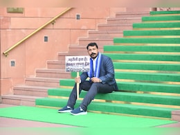 &lsquo;जहरीली हवा, सरकार लापता&rsquo;- प्रदूषण पर संसद के बाहर चंद्रशेखर आजाद का प्रदर्शन