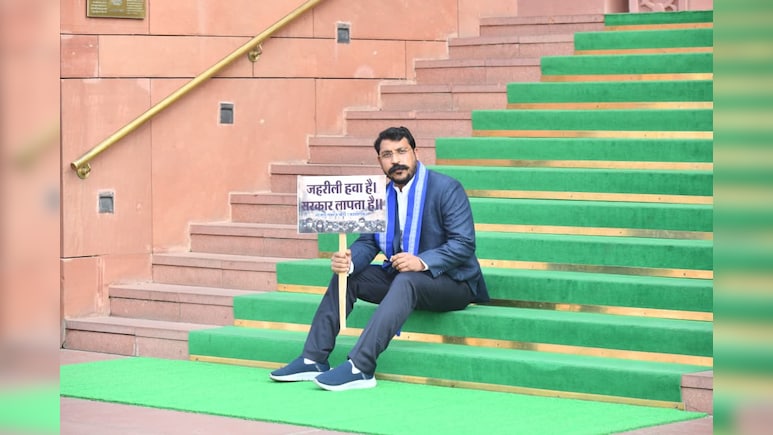 &lsquo;जहरीली हवा, सरकार लापता&rsquo;- प्रदूषण पर संसद के बाहर चंद्रशेखर आजाद का प्रदर्शन