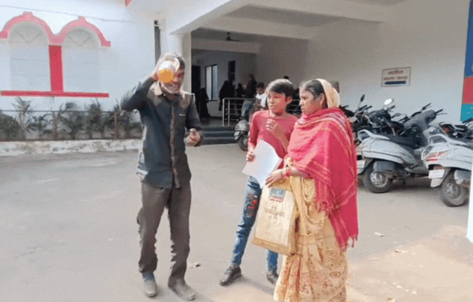 कलेक्ट्रेट में आत्मदाह की कोशिश का VIDEO! परेशान शख्स ने खुद पर छिड़का पेट्रोल, लोगों ने बचाया