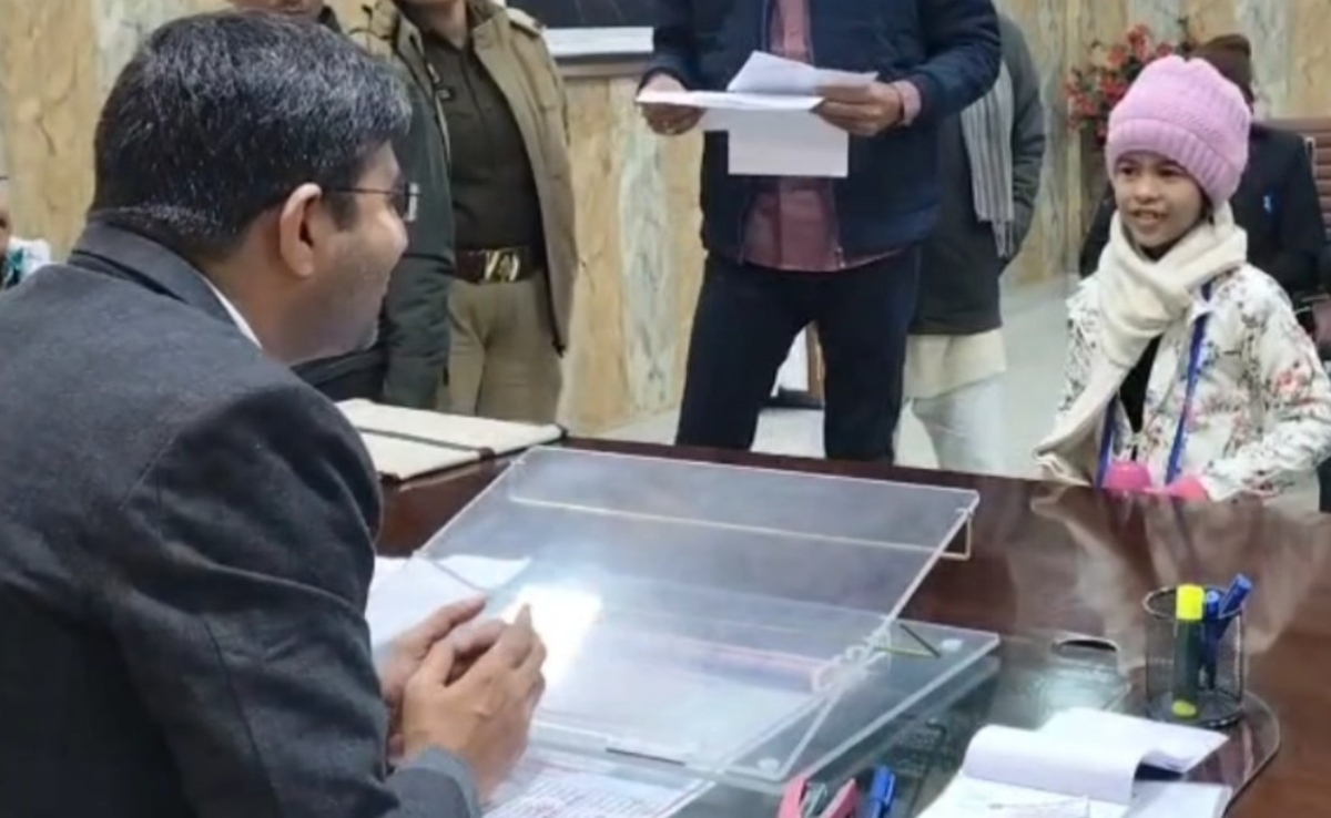 गोरखपुर के डीएम से मिलकर बोली UKG की छात्रा- मुझे आप जैसा बनना है, जवाब सुनकर आपका दिल खुश हो जाएगा