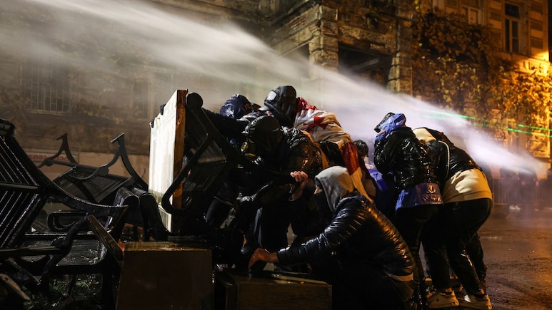 यूरोप के एक देश ने अपने ही लोगों पर विश्वयुद्ध वाला खतरनाक केमिकल बरसाया? 