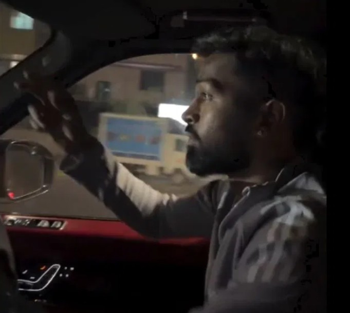 मैदान में फ्लाइंग किस, जीत के बाद आधी रात को गर्लफ्रेंड के साथ ड्राइव पर निकले हार्दिक पांड्या, वीडियो वायरल