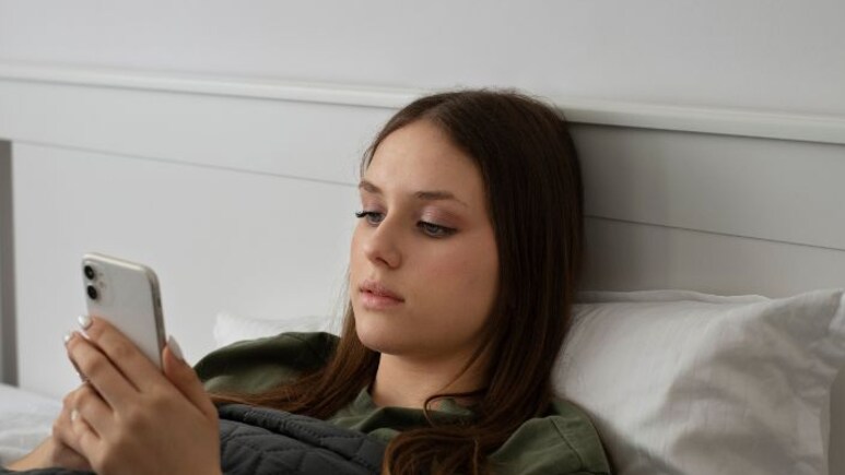 बिस्तर पर मोबाइल का इस्तेमाल बिगाड़ सकता है आपकी किस्मत, वास्तु शास्त्र से जानें नुकसान