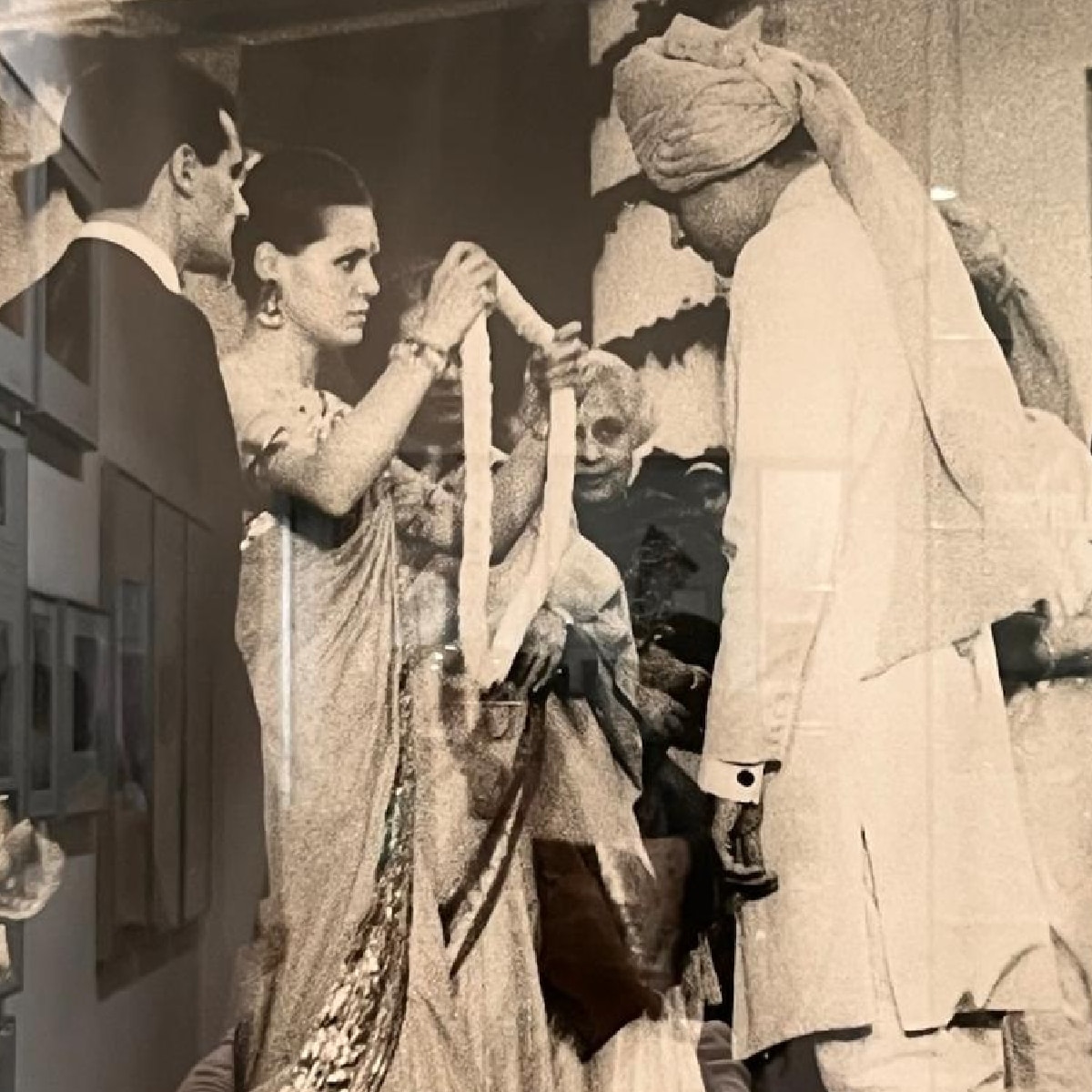 फिरोज गांधी को वरमाला पहनाती इंदिरा गांधी.